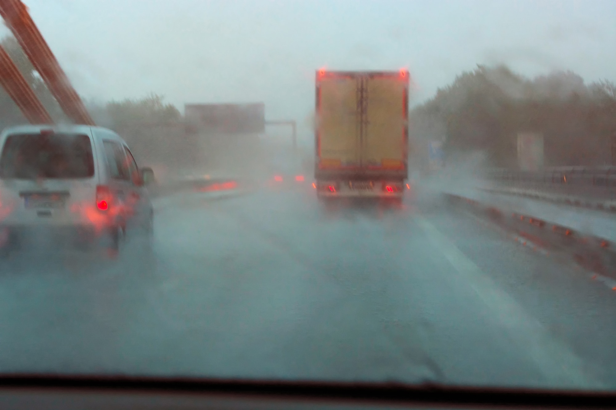Rainy highway traffic ahead, showing how AI dash cams for fleets help detect driving risk before incidents occur.